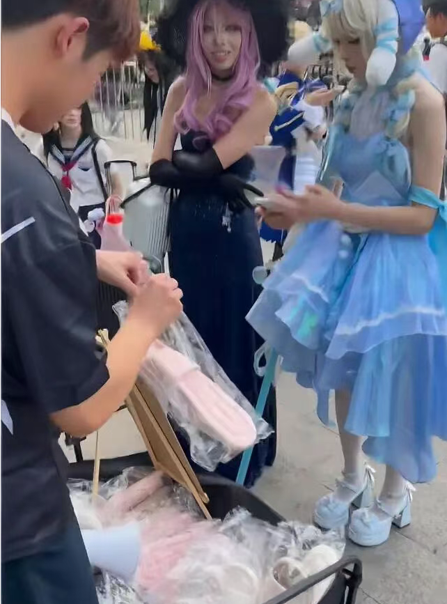 在漫展上摆摊卖拖鞋，Cosplay小姐姐钱好赚！