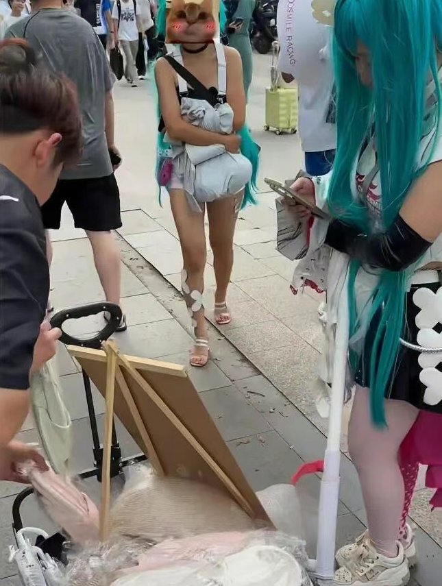 在漫展上摆摊卖拖鞋，Cosplay小姐姐钱好赚！