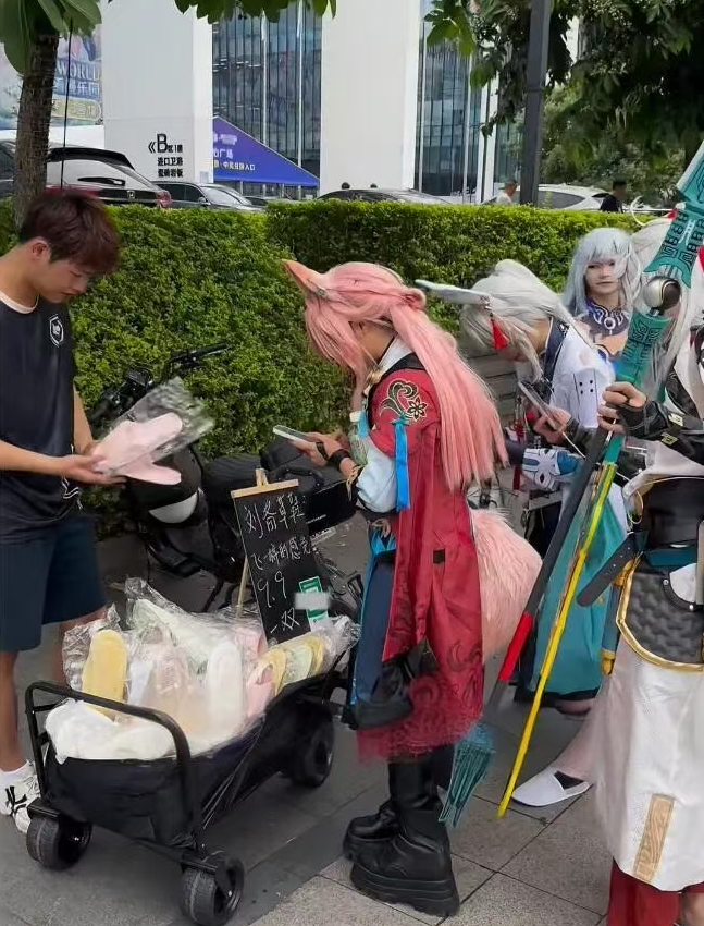 在漫展上摆摊卖拖鞋，Cosplay小姐姐钱好赚！